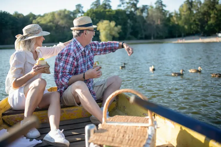 paar ab 50 macht picknick am see