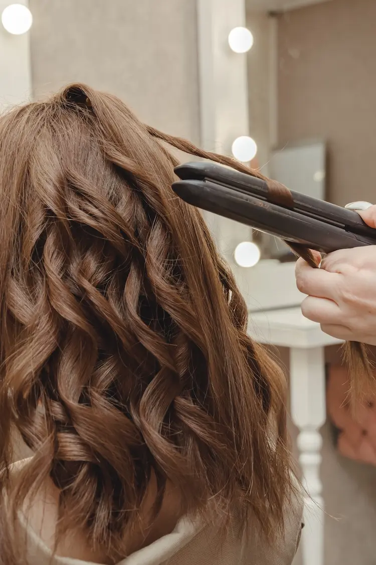 perfekte locken stylingsession für definierte, glänzende wellen