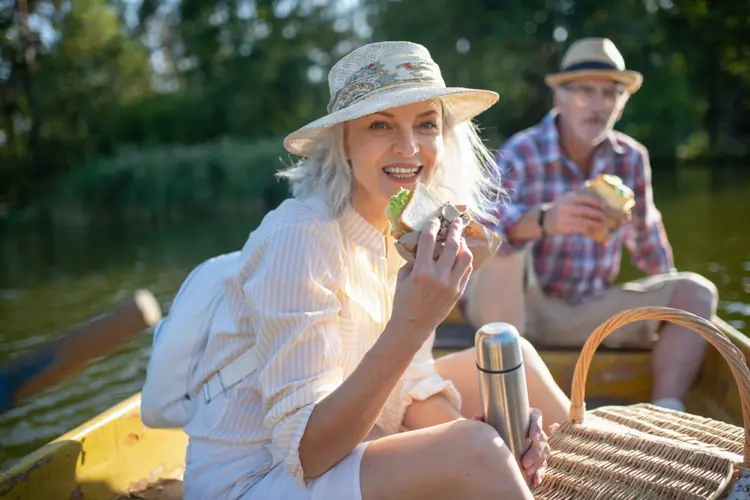 perfektes outfit für den spätsommer ein gestreiftes hemd in weiß und pastellgelb