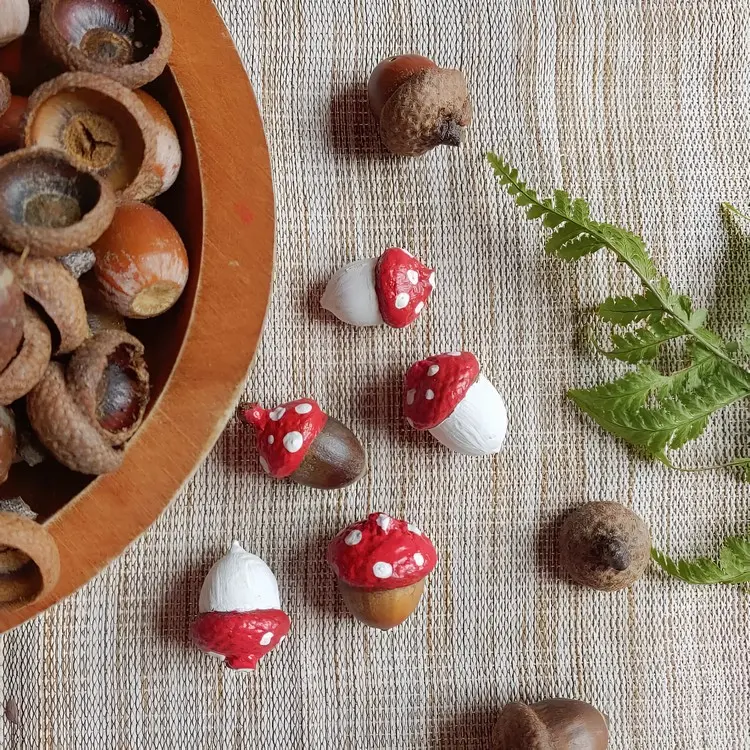 Pilze basteln aus Naturmaterialien - Eicheln bemalen und Hüte festkleben