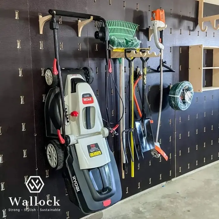 Rasenmäher platzsparend aufbewahren an der Wand mit Haken und Holzplatten