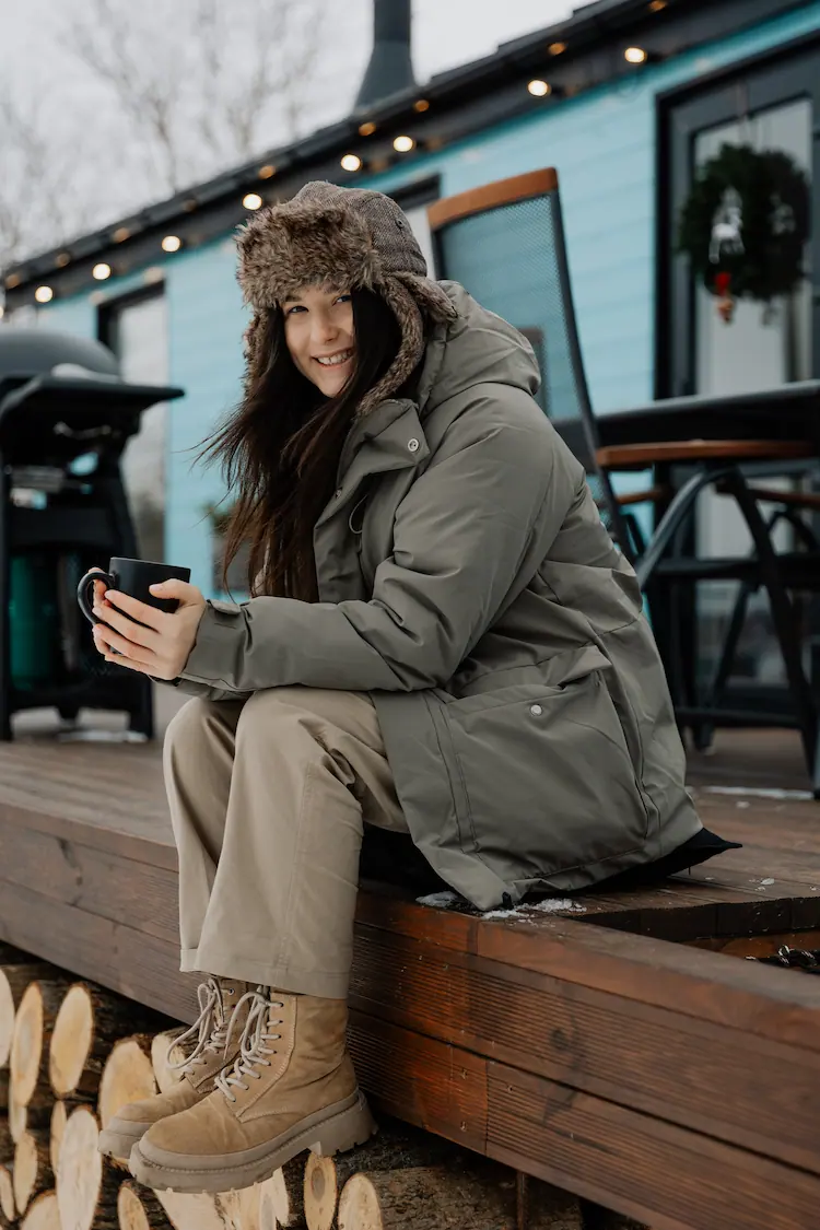 robuste outdoor jacke mit fellmütze und boots