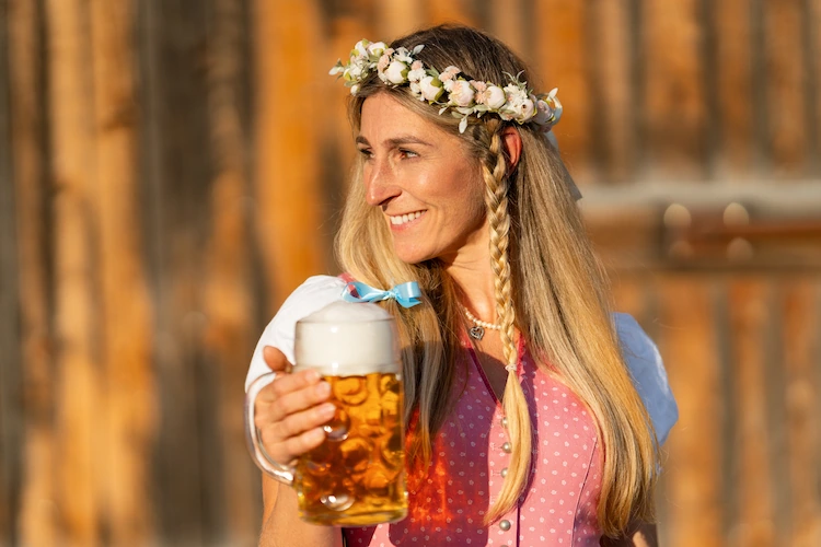 romantischer oktoberfest look mit offenem haar und geflochtenen zöpfen