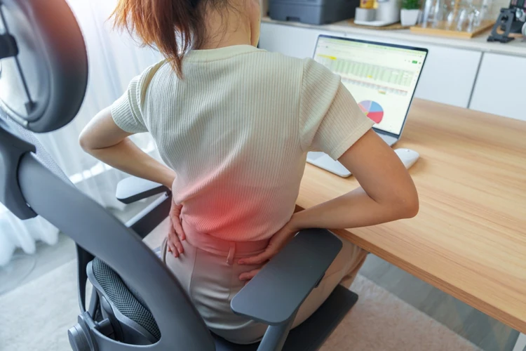 rückenschmerzen durch langes sitzen tipps zur vermeidung von schmerzen im büro