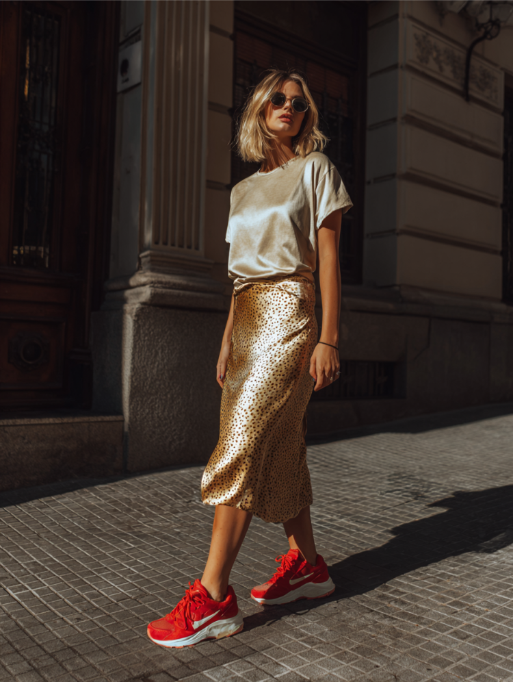 satinrock im herbst kombinieren – leopardenmuster mit roten sneakers