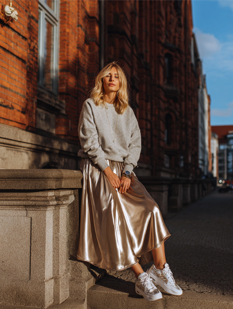 satinrock im herbst kombinieren – sweatshirt und sneakers