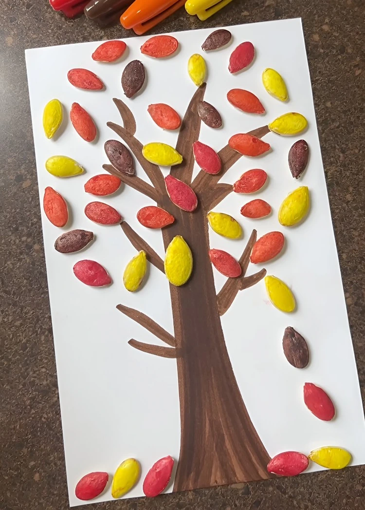 Schönes Herbstbild aus Naturmaterialien - Baum mit buntem Laub