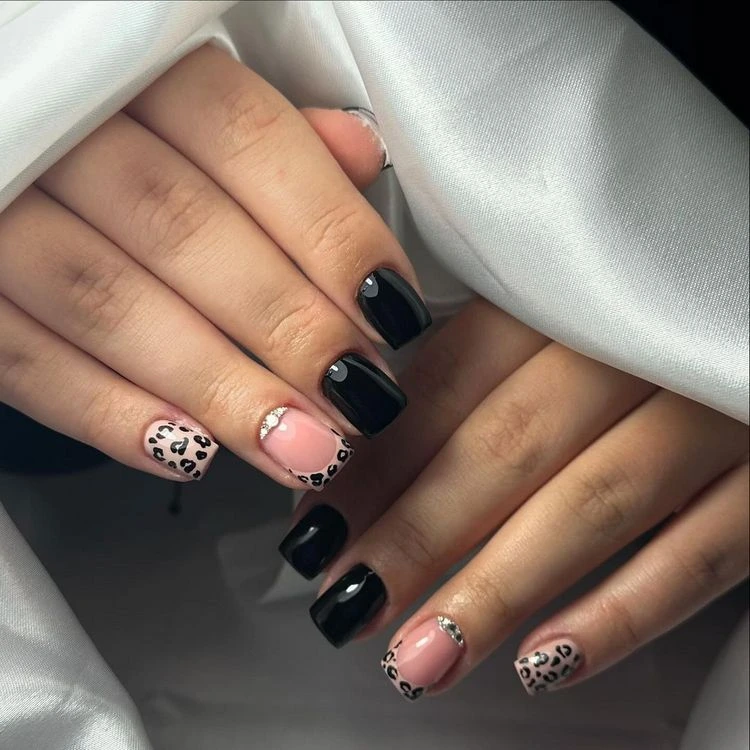 Schwarzes Nageldesign mit Animal Print