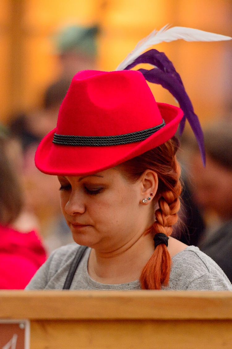 seitlicher zopf unterm hut bei mittellangen haaren