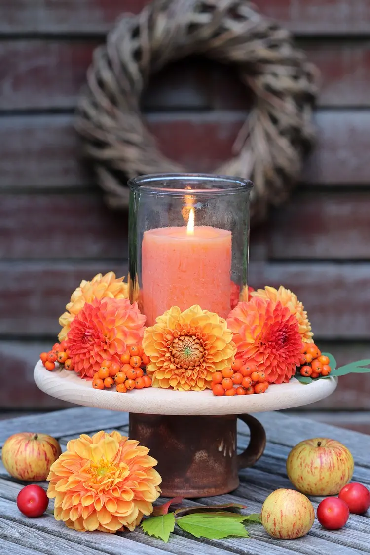 Selbstgemachte Deko für den Gartentisch im Herbst mit Becher, Holzscheibe, Windlicht und Dahlien