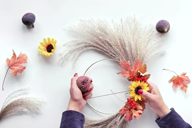 Sonnenblumen oder andere Herbstblume als Akzent an den Ring binden oder kleben