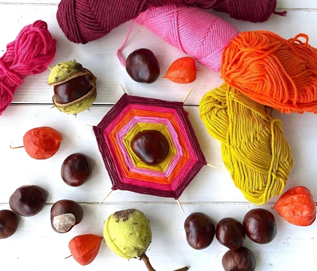 Spinnennetze aus Kastanien basteln im Herbst