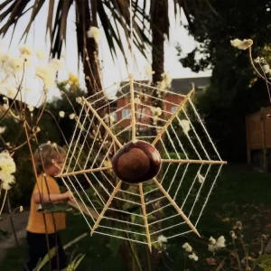 Spinnennetze aus Kastanien mit Kindern für eine interessante Gartendeko