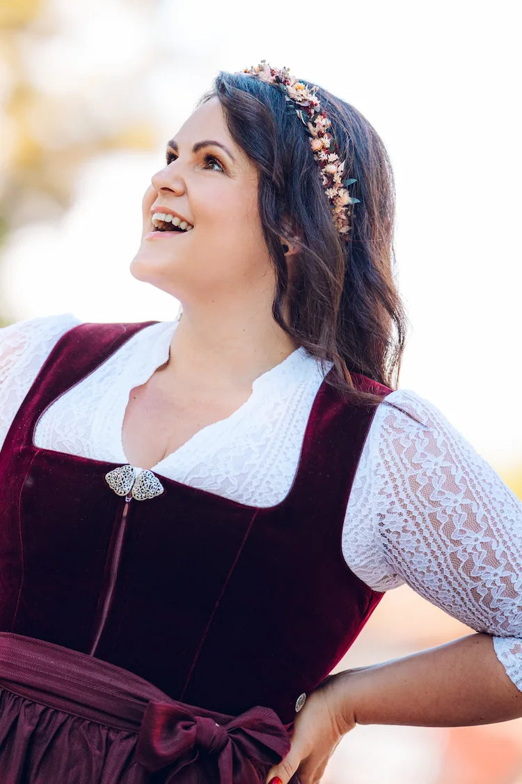 stilvoller oktoberfest look mit romantischem blumen haarreif und sanften wellen