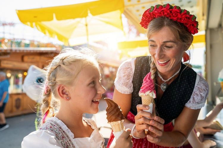 Stylen Sie den Klassiker - einen langen Zopf und modernen roten Rosen-Blumenkranz