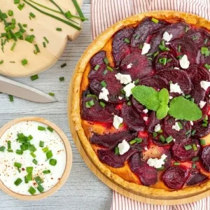 Tarte mit Roter Bete, Ziegenkäse und Frühlingszwiebeln oder Rucola backen