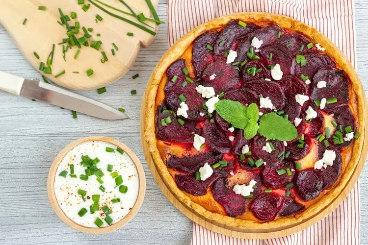 Tarte mit Roter Bete, Ziegenkäse und Frühlingszwiebeln oder Rucola backen