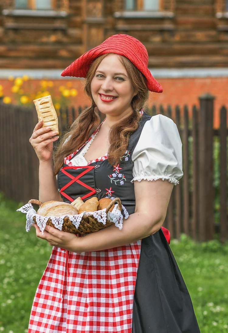 traditioneller dirndl look mit hut