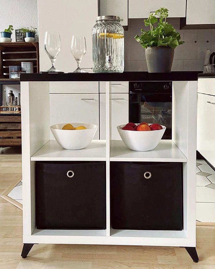 Weißes Regal mit schwarzen Akzenten aus Arbeitsplatte und Boxen