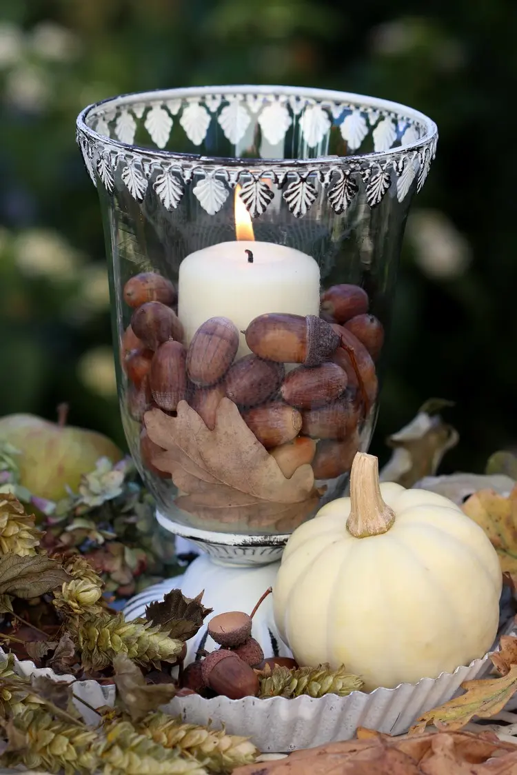 Windlicht mit Eicheln als Deko für den Gartentisch im Herbst