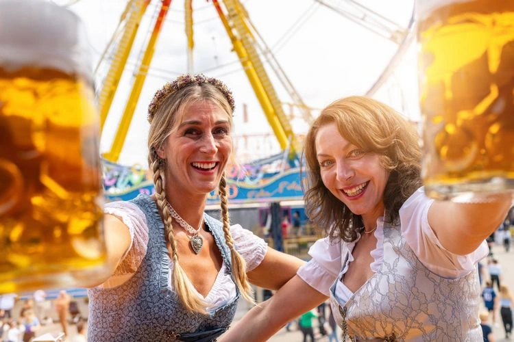 Zwei Zöpfe und Blumenkranz-Frisur für Oktoberfest