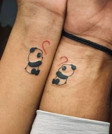 2 Pandas mit einem Herzchen als Tätowierung für Pärchen