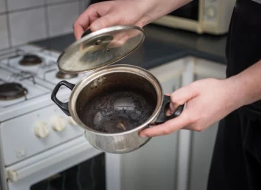 Angebrannte Pfannen und Töpfe reinigen