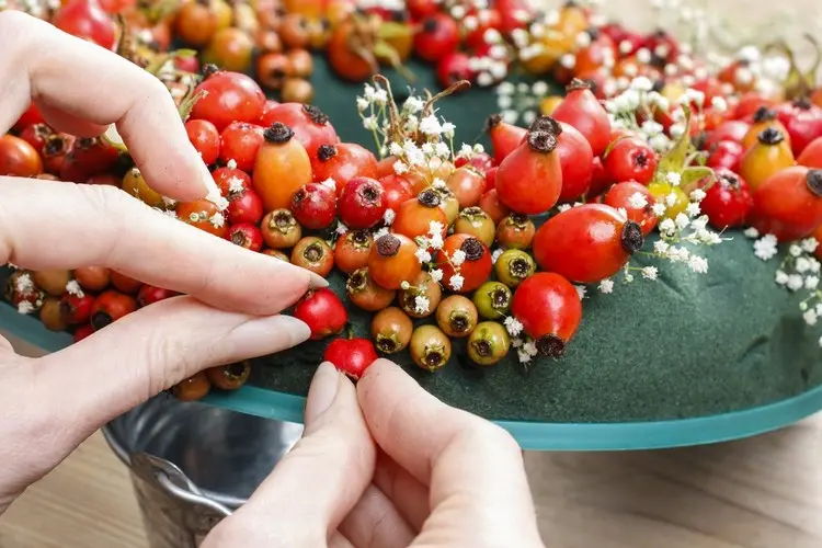 Anleitung zum Selbermachen eines Herbstkranzes mit roten Herbstbeeren