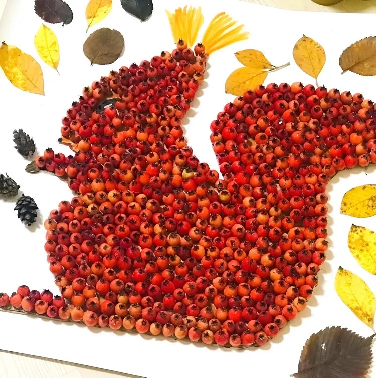 Aus Naturmaterialien Eichhörnchen gestalten - Herbstbild mit Beeren und buntem Laub