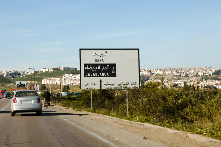 autobahnschild von casablanca nach rabat, marokko