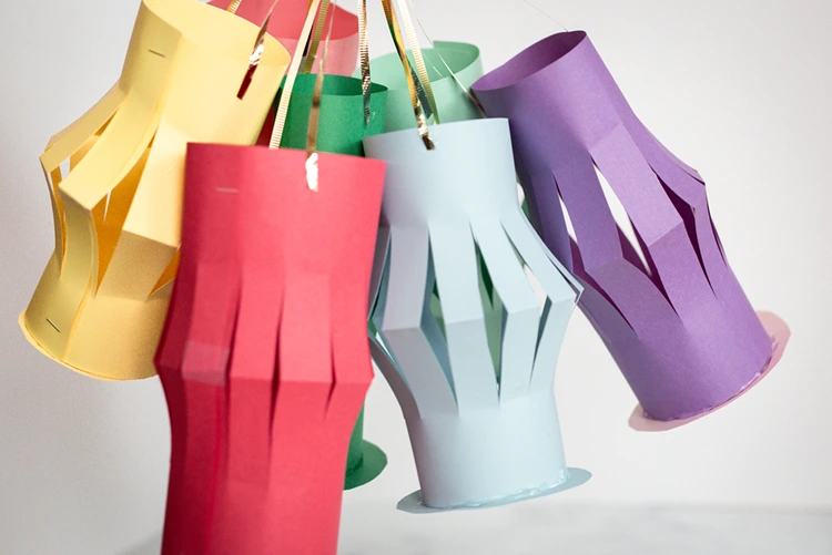 Bunte Laternen für den Laternenumzug aus Buntpapier herstellen