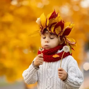 Buntes Herbstlaub zum Basteln von Kopfschmuck für Kinder verwenden