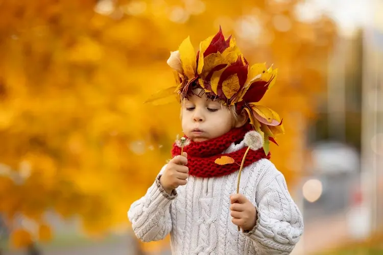 Buntes Herbstlaub zum Basteln von Kopfschmuck für Kinder verwenden