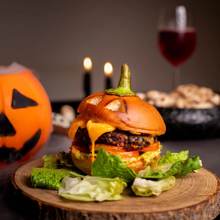 Burger zu Halloween in einen Kürbis verwandeln