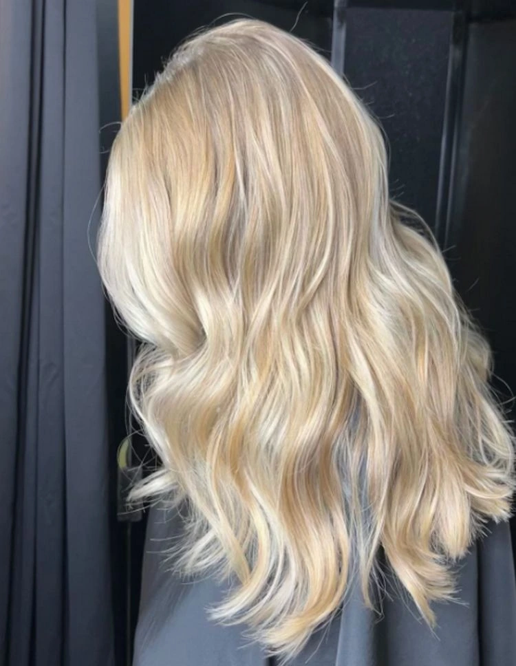 butter blonde hair als trend für den herbst