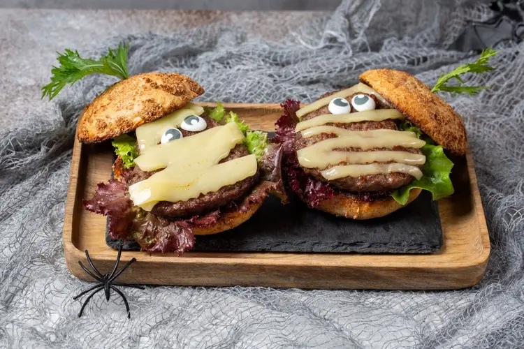 Cheeseburger mal anders mit Mumien aus Käsestreifen