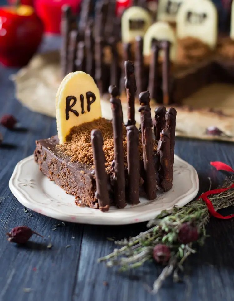 Den Halloween-Schokokuchen in Brownies schneiden