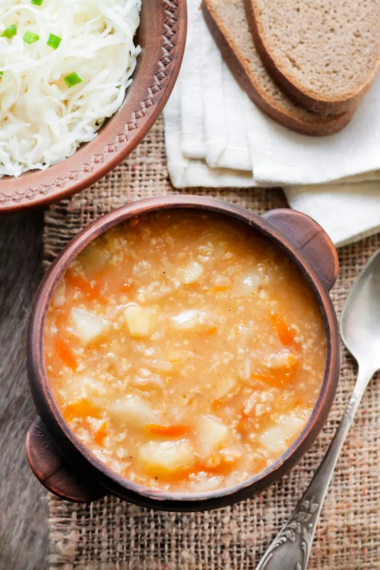 Die herbstliche Kohlsuppe ist variabel und kann mit saurer Sahne serviert werden