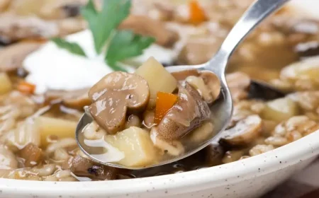 Die Herbstsuppe mit Graupen kann mit Sauerrahm serviert werden