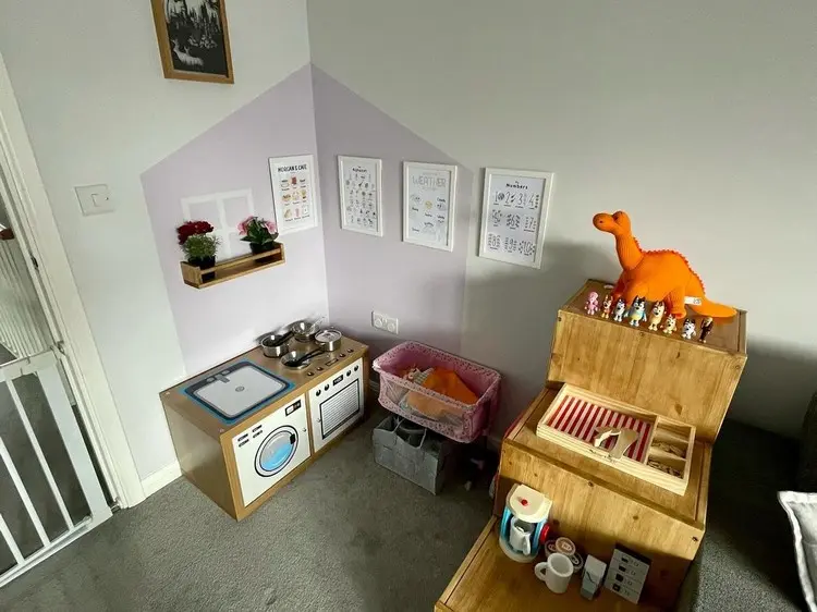 Eine kleine Kinderküche bauen mit Stickern und Ikea-Regal