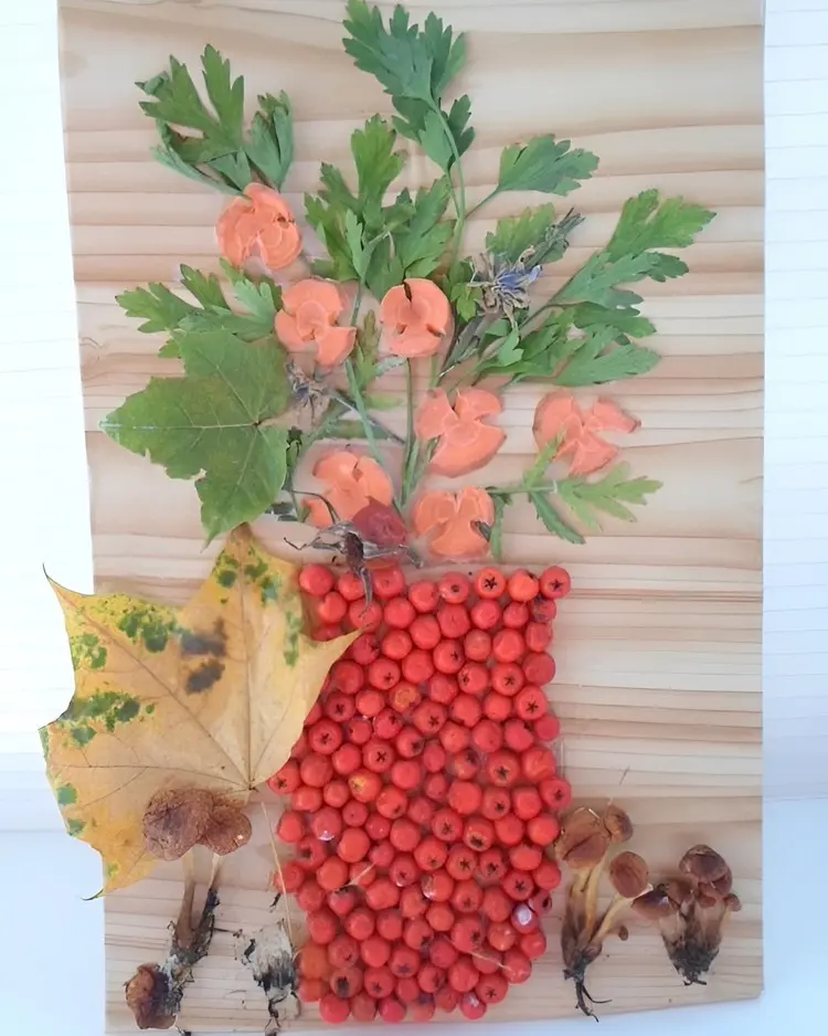 Einen Blumenstrauß in einer Vase basteln mit Vogelbeeren, Petersilie und Möhren