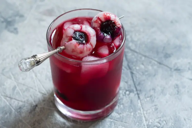 Einfache Dekoidee für die Getränke für Halloween - Blaubeeren in Litschis für Augen