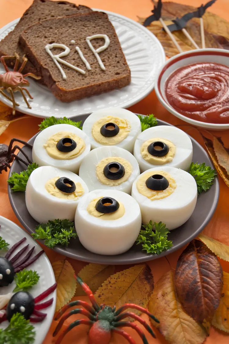 einfache eier für das halloween buffet