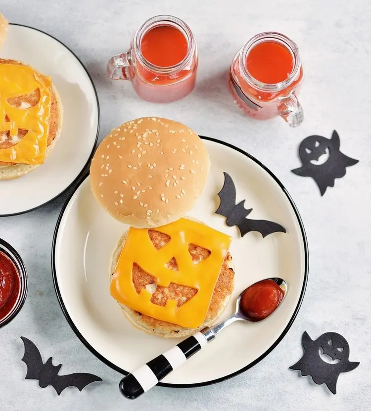 Einfache Idee, wie Sie für Halloween Burger gestalten können - Gesicht in den Käse schneiden