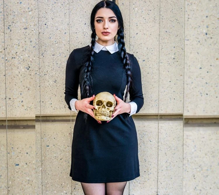 Einfache Wednesday Addams Frisur stylen