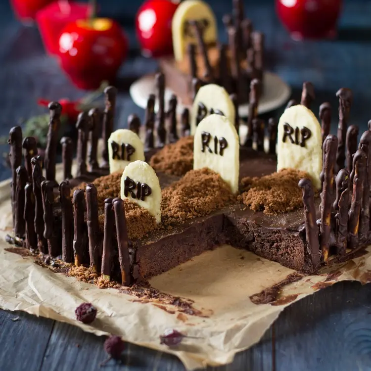 Einfacher Blechkuchen für Halloween für Kinder - Rezept und Anleitung für Friedhof