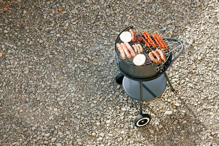 einfacher tragbarer holzkohlegrill für picknicks und ungezwungenes grillen