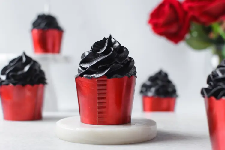 elegante cupcakes mit schwarzer glasur für halloween oder besondere anlässe