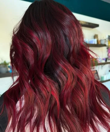 elegante und schicke cherry cola balayage