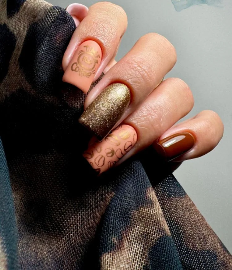 Espresso Nails mit Glitzer